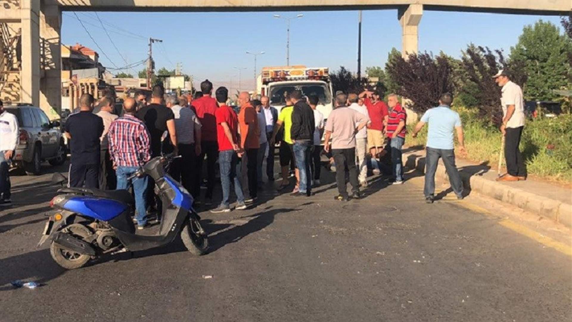اهالي بلدة تمنين التحتا قطعوا اوتوستراد رياق - بعلبك احتجاجا على حوادث السير