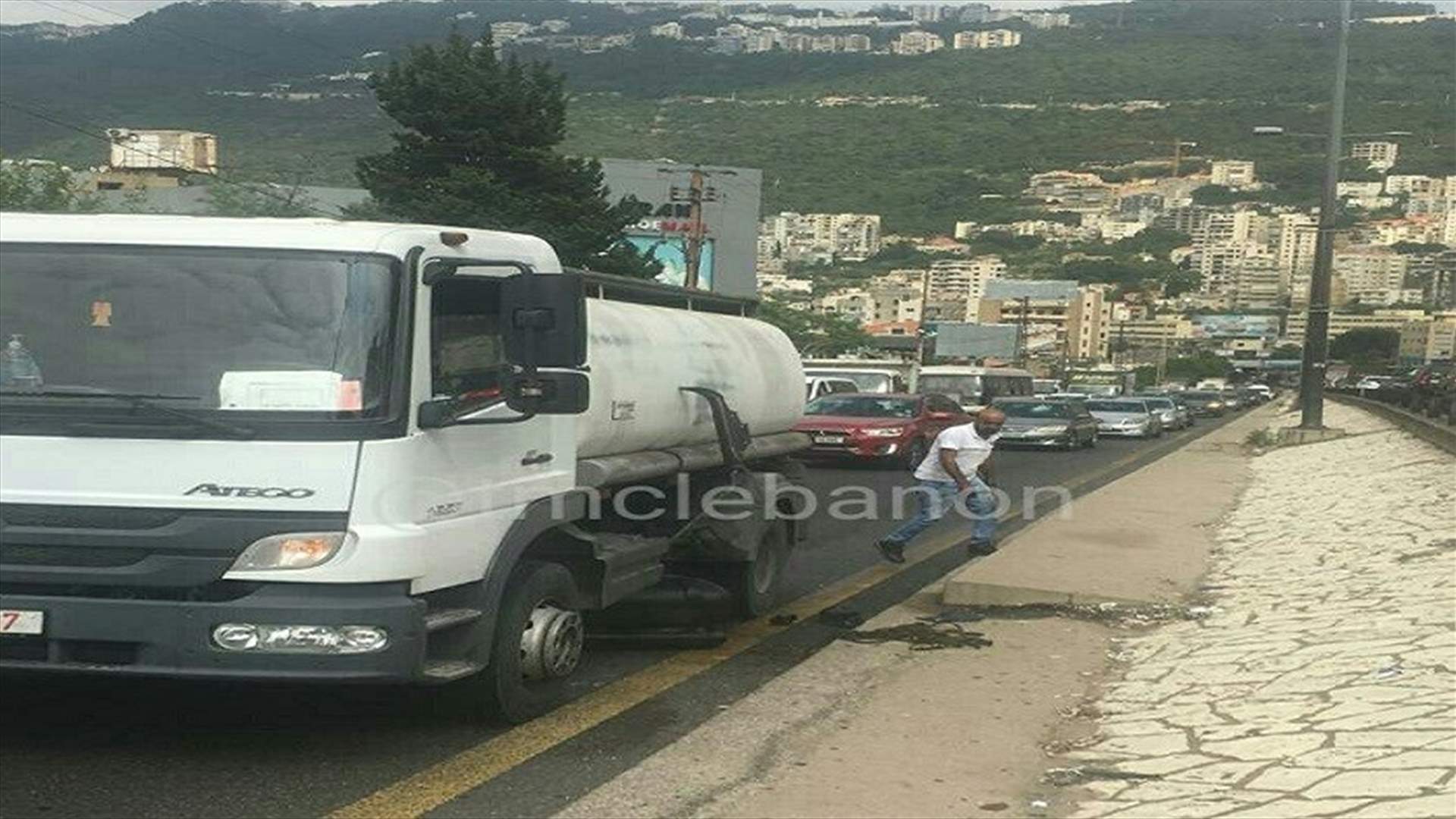 التحكم المروري: تعطل شاحنة على اوتوستراد جونية باتجاه نهر الكلب ودراج من مفرزة سير جونية يعمل على المعالجة وتسهيل السير في المحلة (صورة)