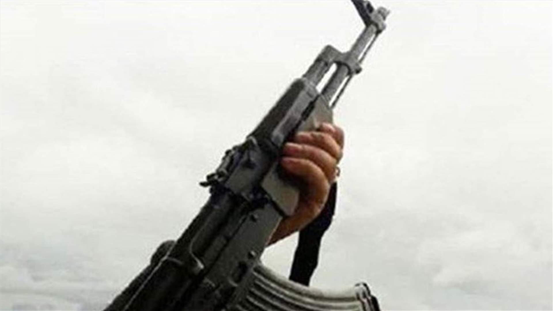بين بريتال وحورتعلا... أشخاص يشتبكون بالرصاص