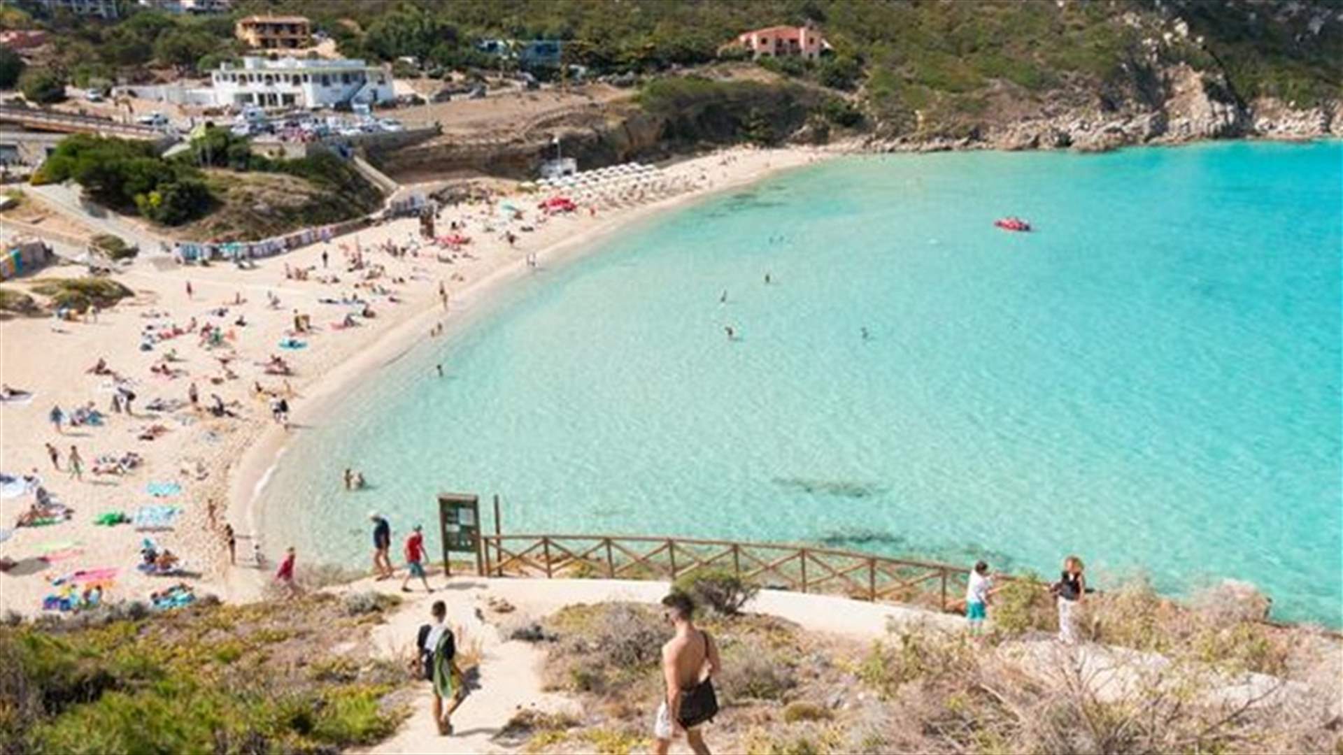 تغريم عشرات السائحين بعد سرقة أكثر من 100 كلغ من الرمال والصدف من شواطئ سردينيا الإيطالية