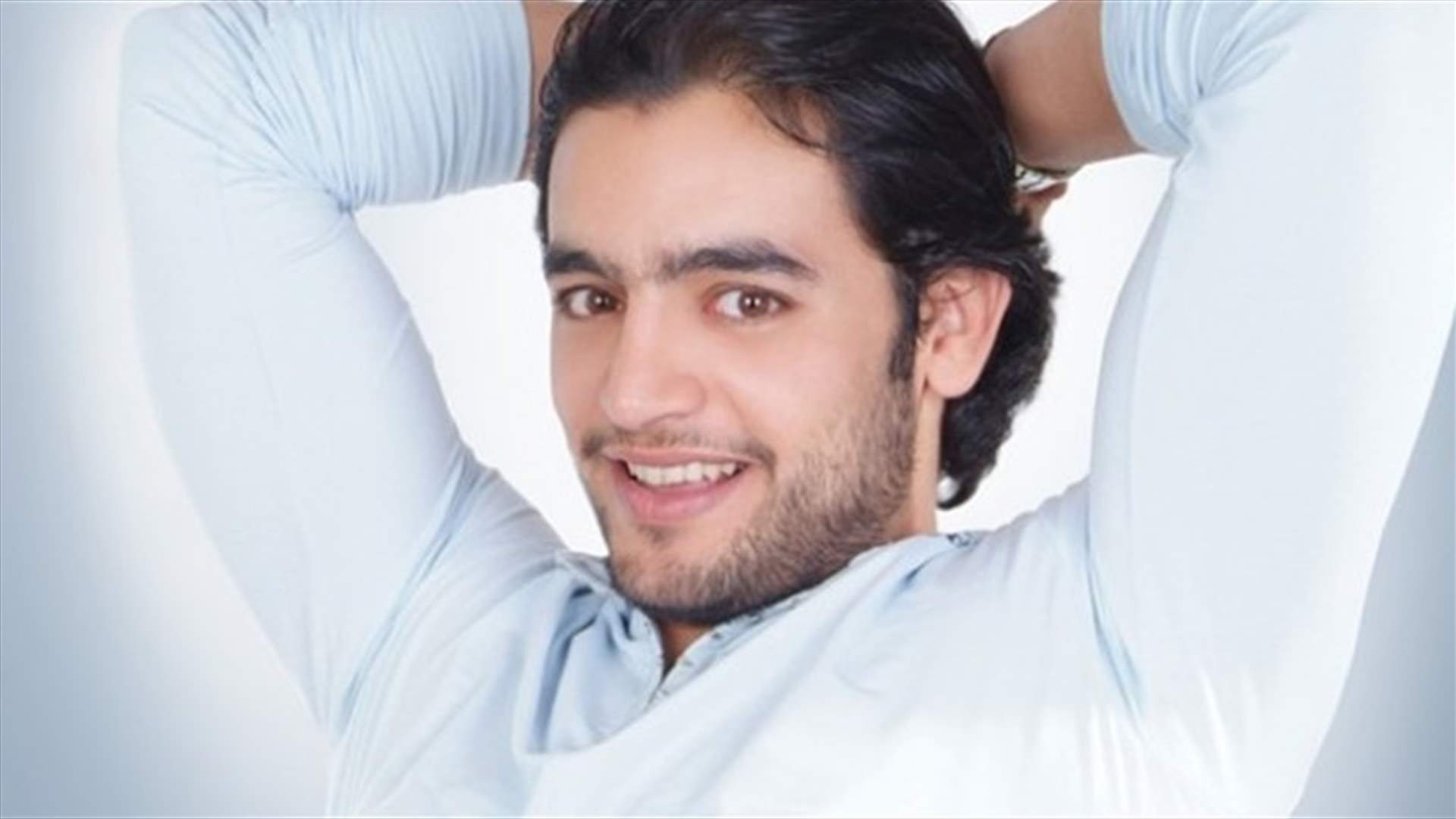 هاني سلامة بشعرٍ أبيض في أحدث ظهورٍ له... هل تذكرونه في &quot;السلم والثعبان&quot; قبل 20 عاماً؟
