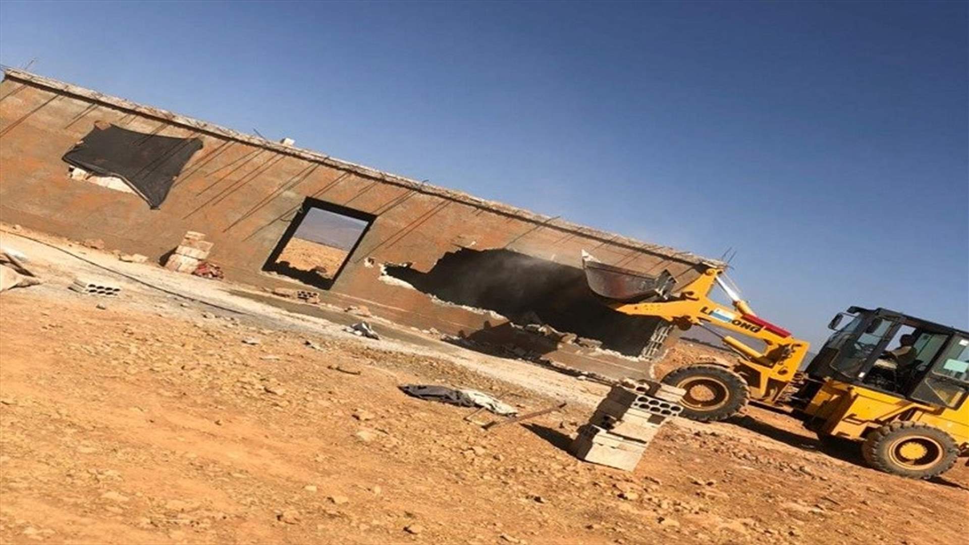 إزالة بناء مخالف في القاع (صورة)