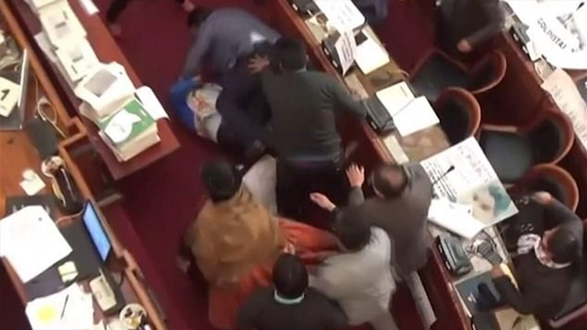 في بوليفيا... عراك بين نواب خلال جلسة داخل البرلمان (فيديو)