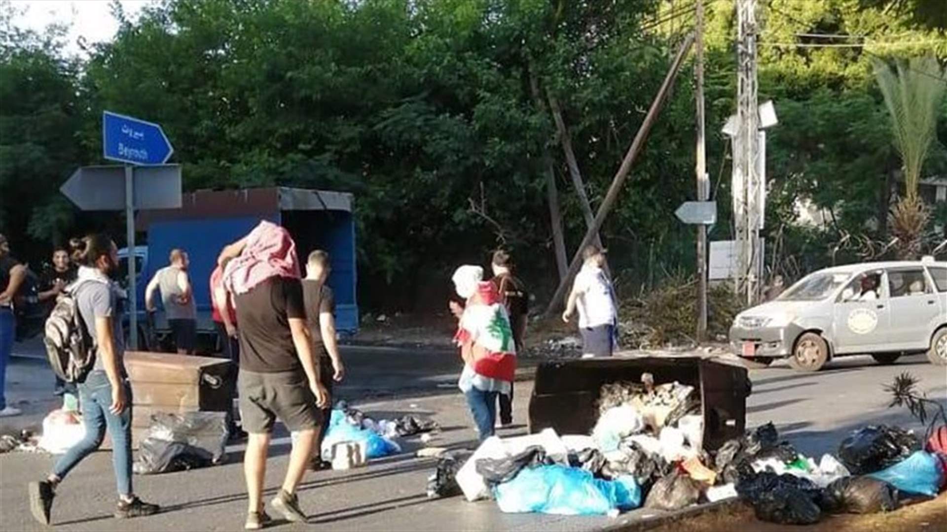 ‏محتجون يقطعون الطريق المؤدية الى ساحة ايليا بمستوعبات النفايات