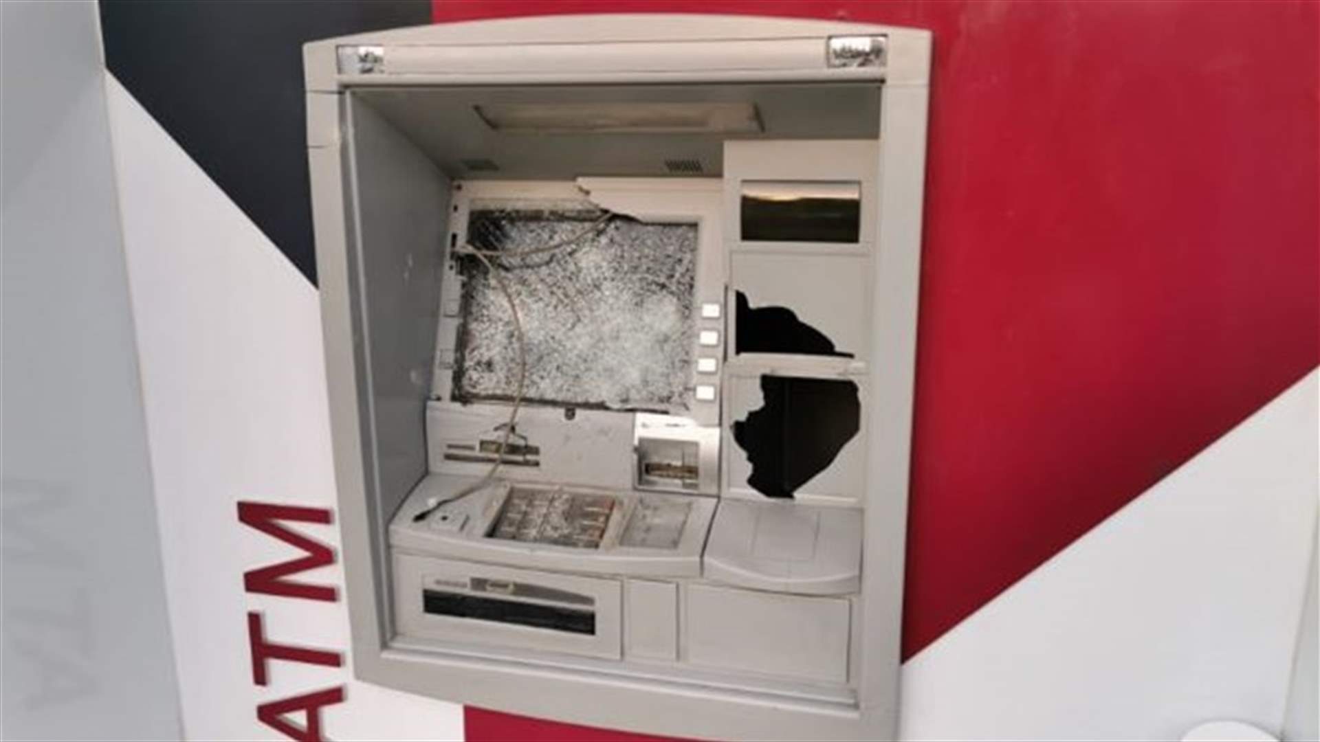 تكسير آلة ATM عند تقاطع ايليا - صيدا... والجيش يوقف شخصين (فيديو)
