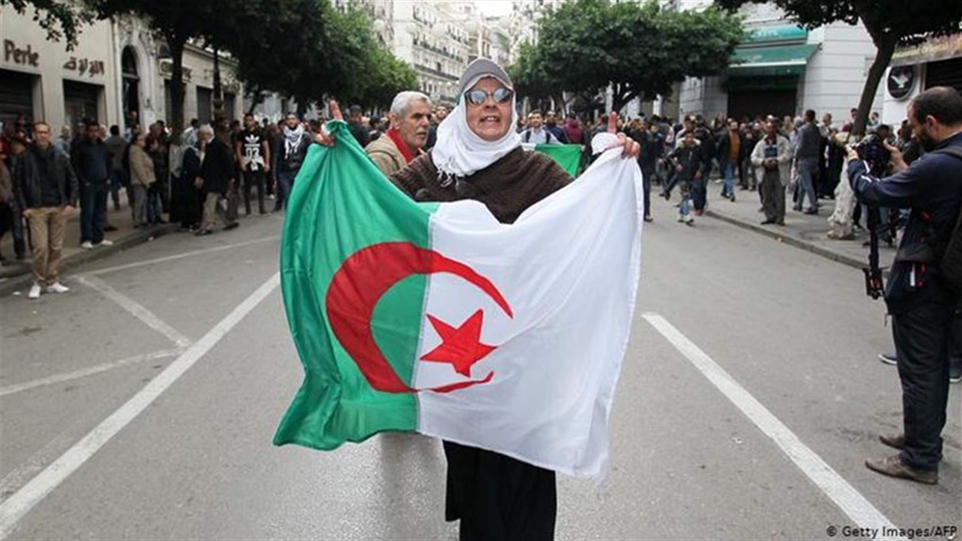 فتح مراكز الاقتراع في أول انتخابات تشريعية في الجزائر منذ بدء الحراك