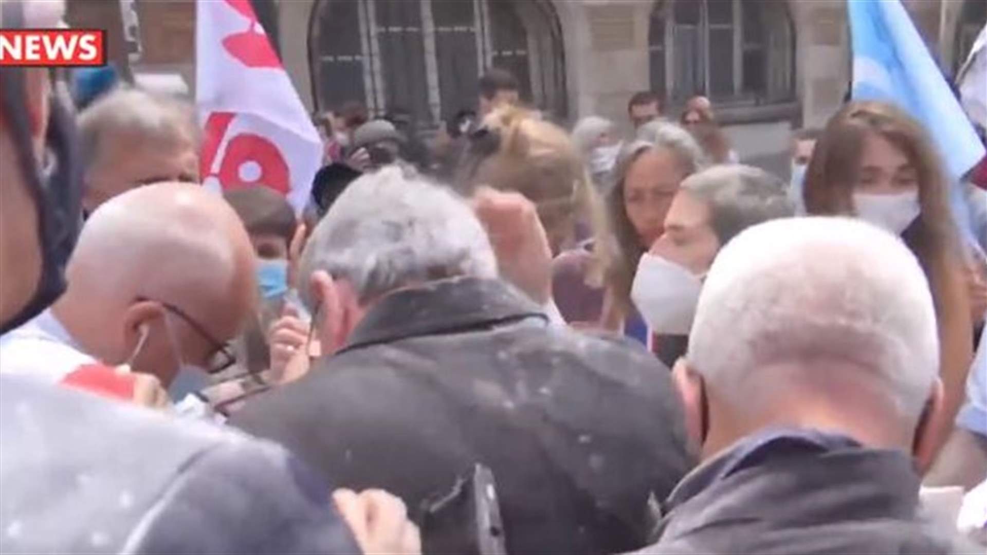رشق السياسي اليساري جان لوك ميلانشون بالطحين خلال تظاهرة في باريس (فيديو)