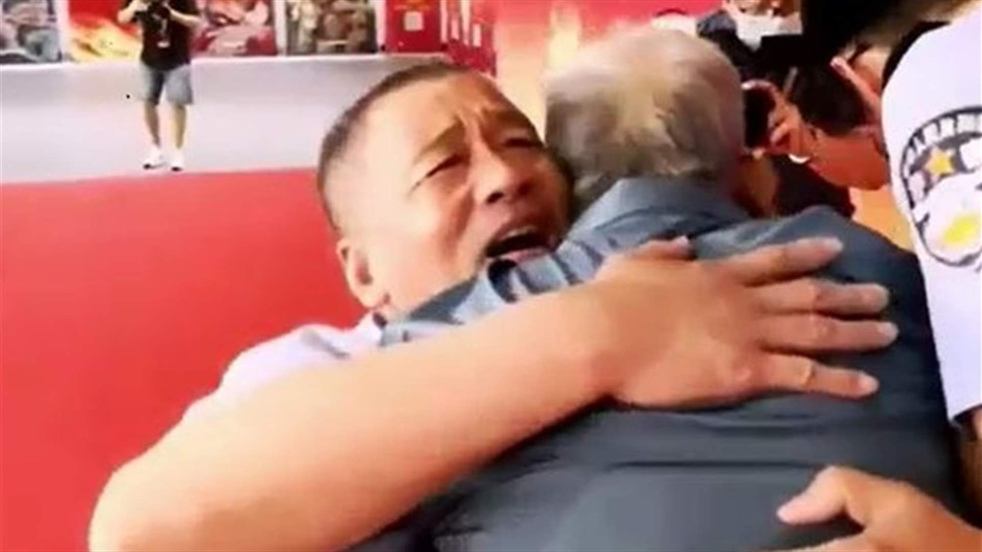 صيني يلتقي والده للمرة الأولى ... بعد تعرضه للخطف لمدة 58 عاماً! (فيديو)