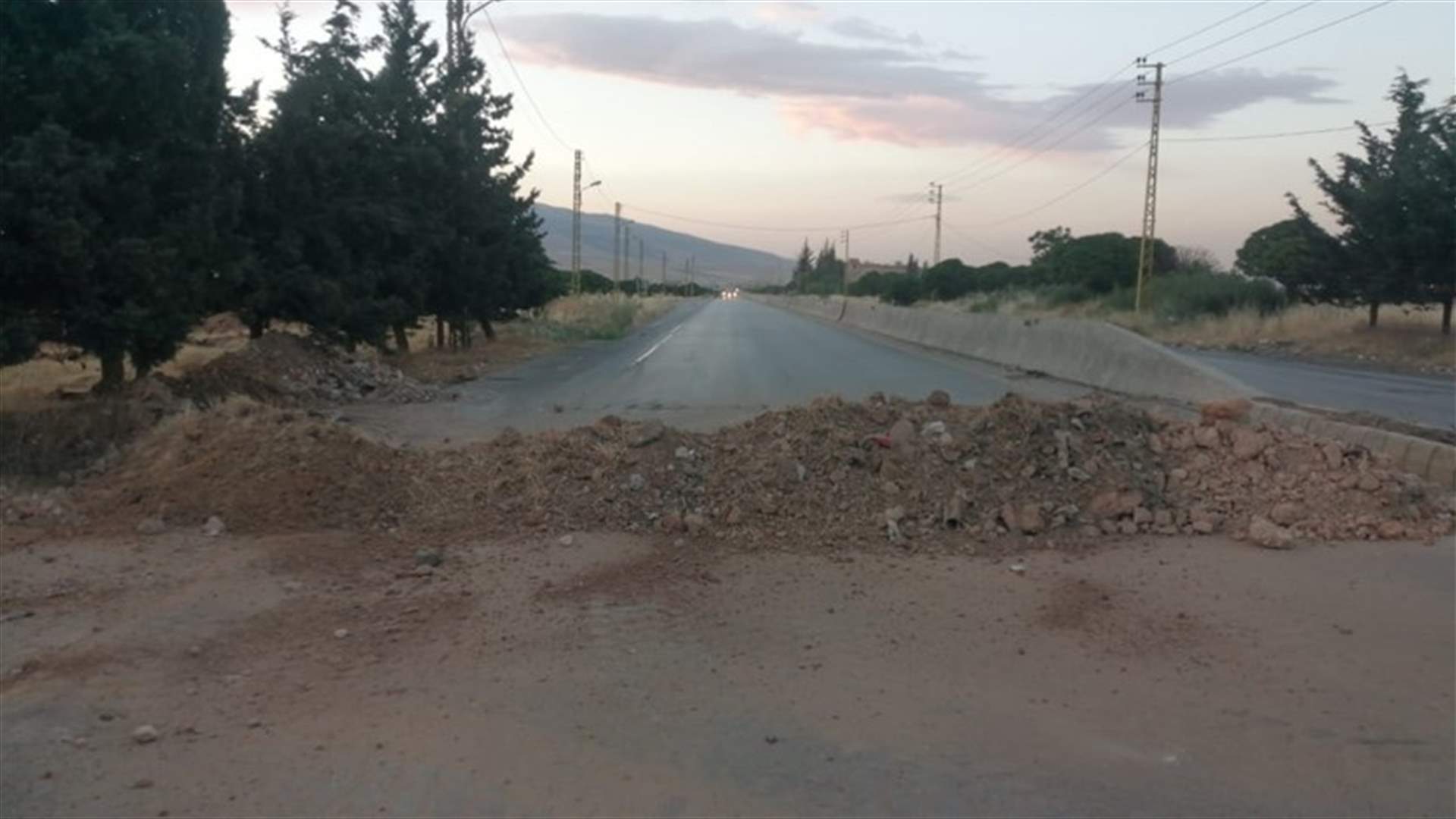 قطع طريق بعلبك الهرمل في مقنة على خلفية مقتل شاب من البلدة
