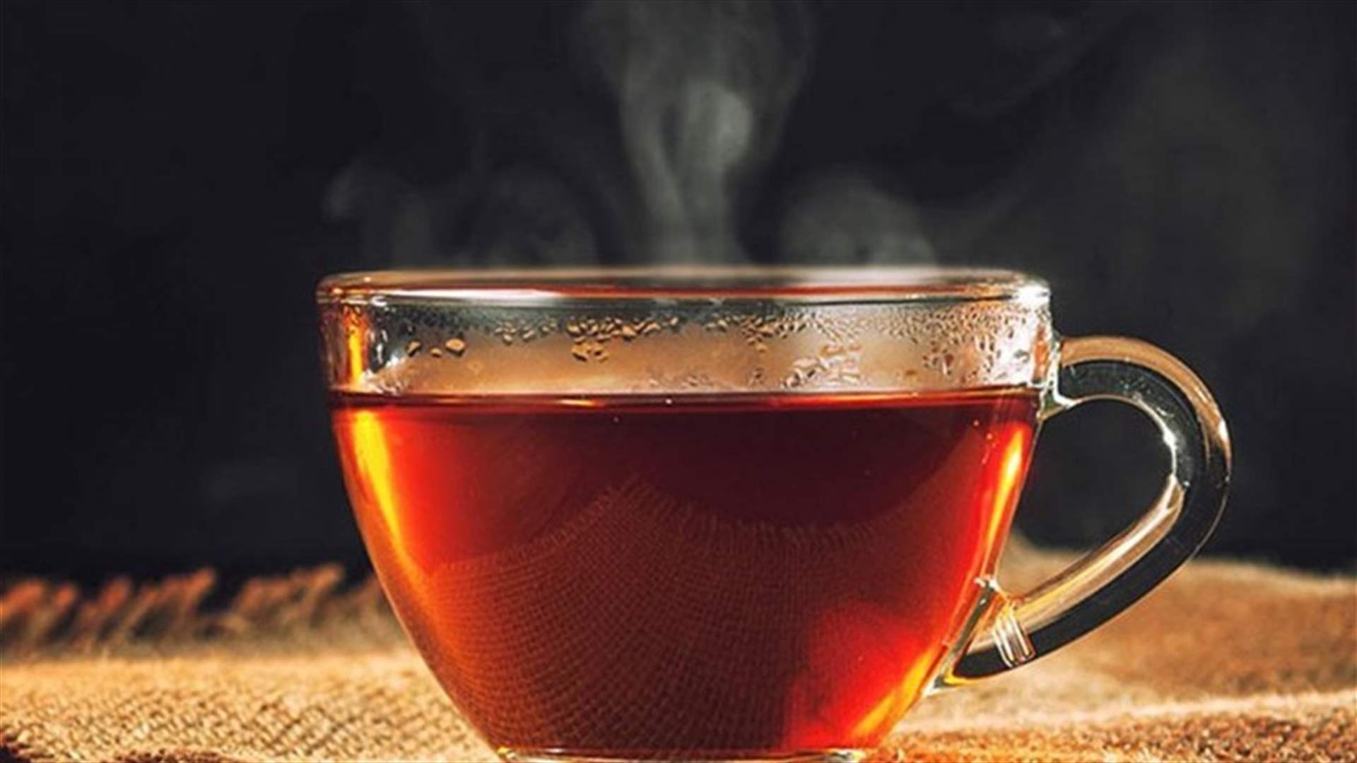 في السعودية... رجل يقاضي زوجته بعدما سكبت كوب شاي عليه