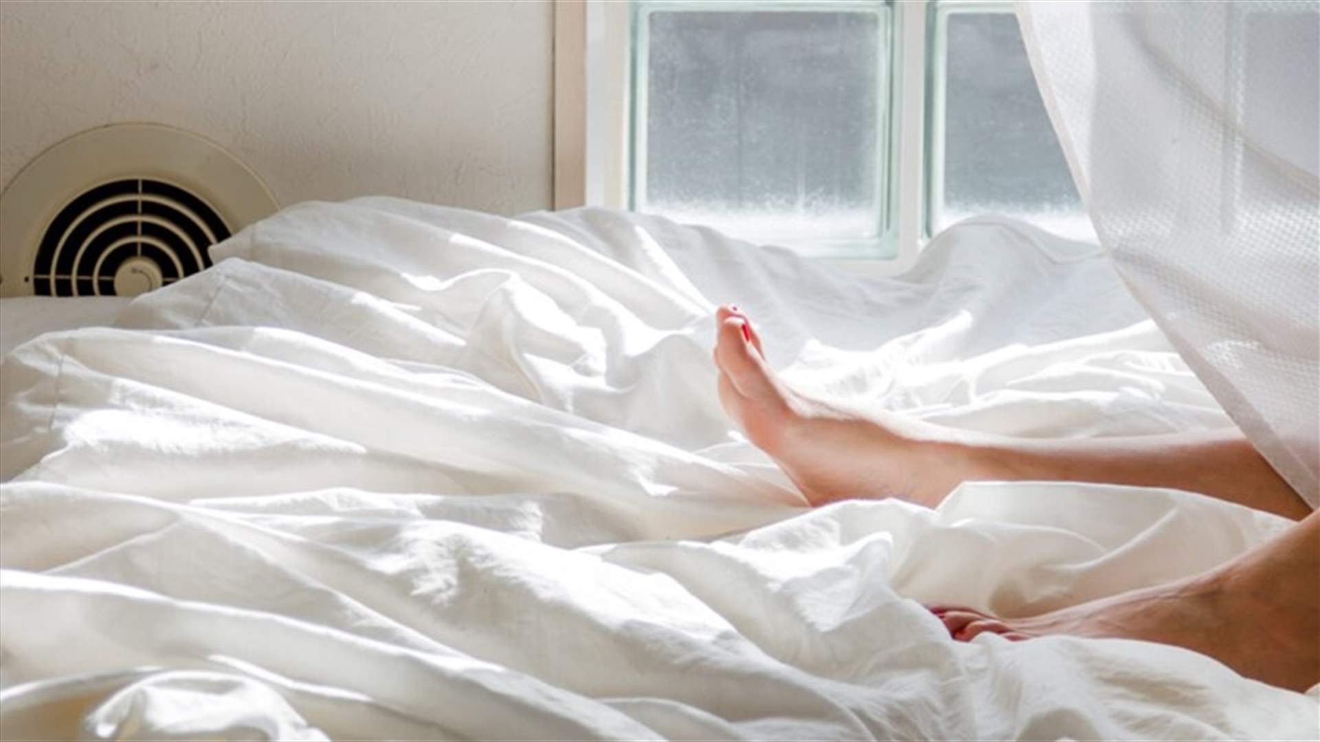 هل النوم من دون ملابس يضرّ بالصحة خلال الطقس الحارّ؟