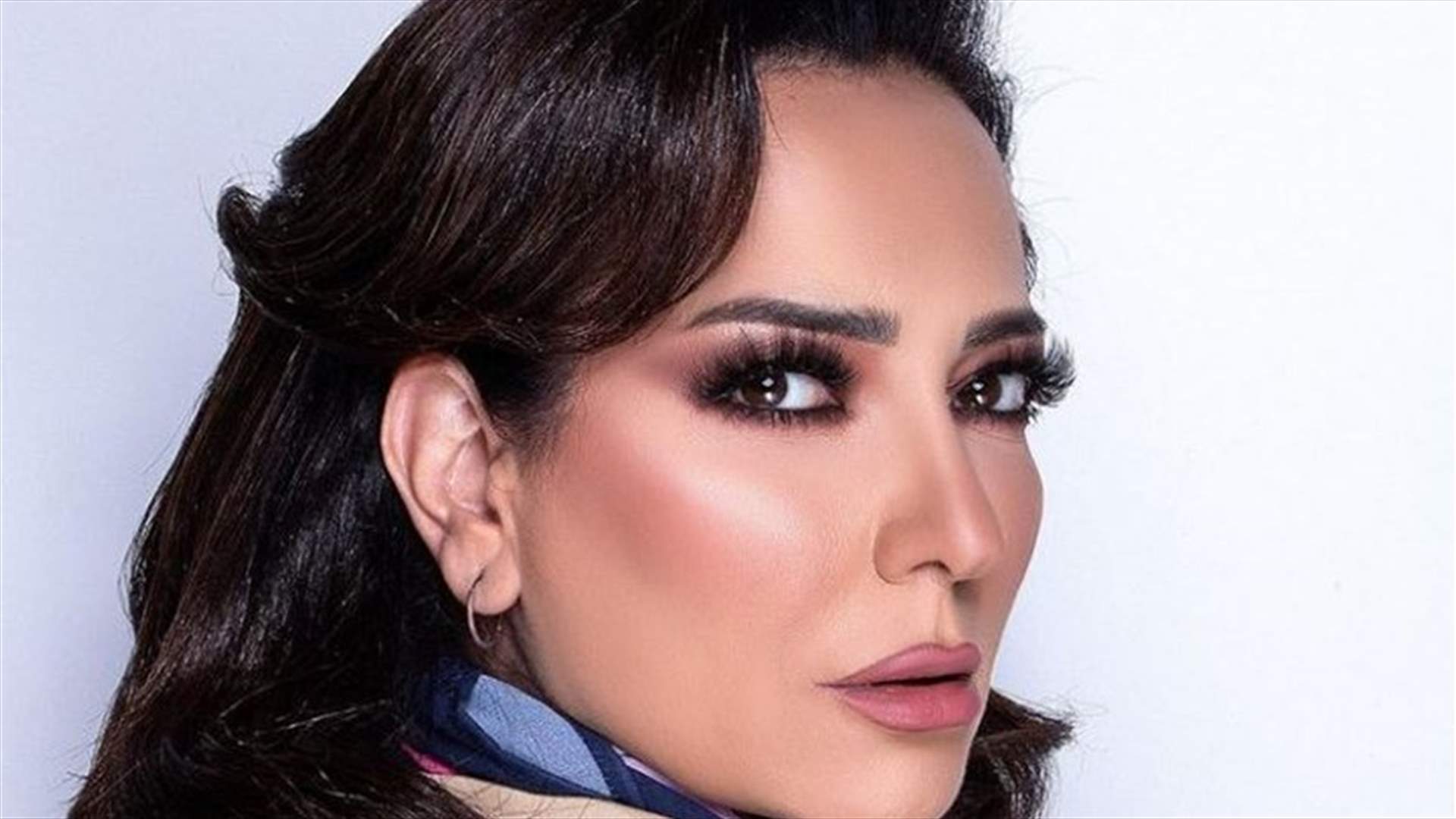 أمل عرفة تنشر صورة ابنتها والشبه كبير بينهما