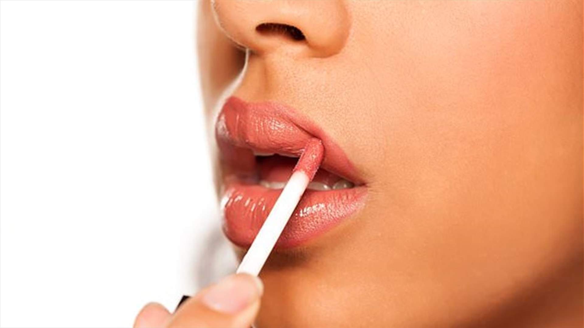دراسة تحذّر... أكثر من نصف مستحضرات التجميل الشعبية قد تحتوي على مواد كيميائية سامة!