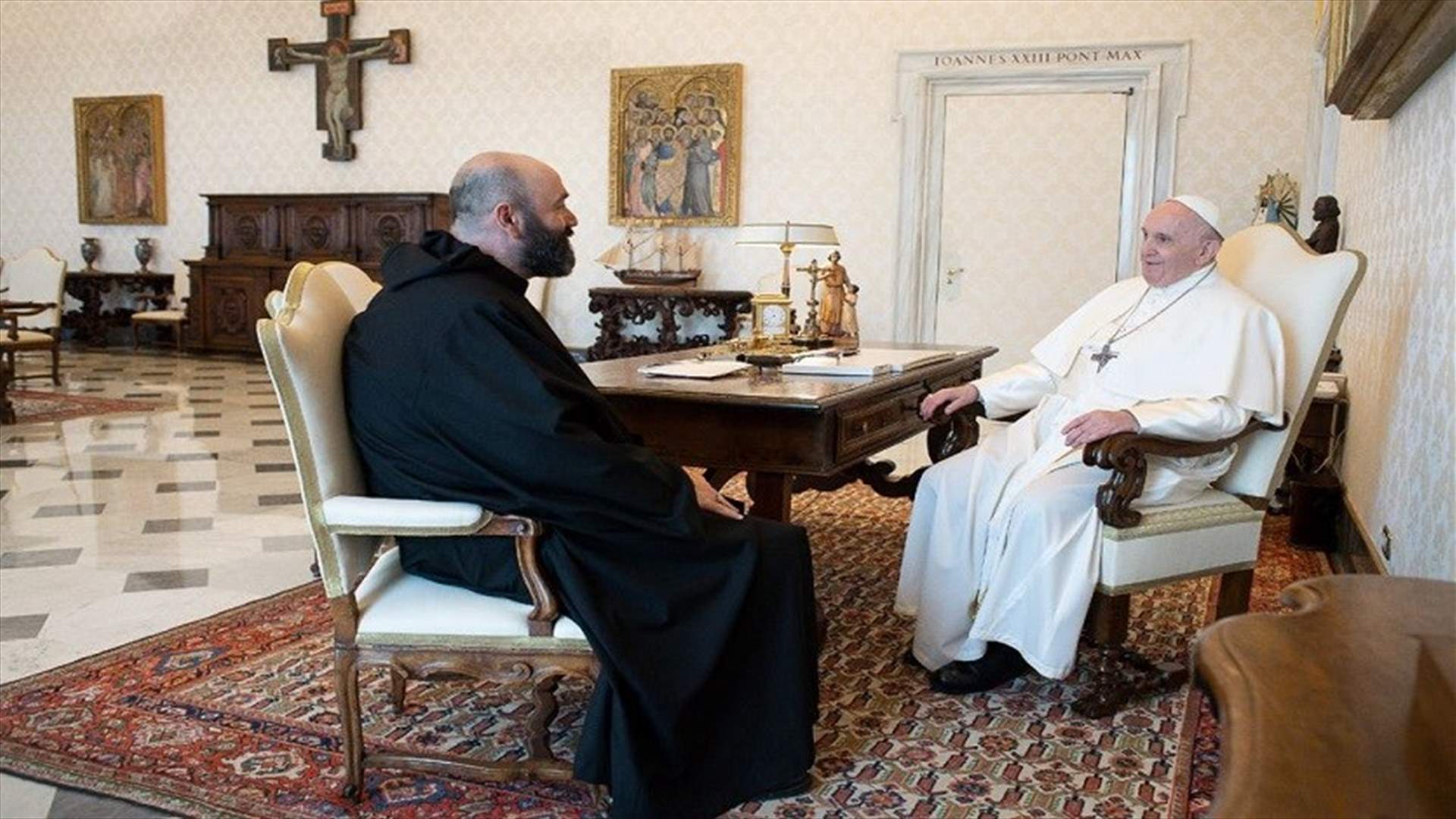 البابا فرنسيس التقى الاباتي نجم وتسلم منه صليبا مصنوعا من أخشاب أبواب ونوافذ محطمة جراء انفجار المرفأ