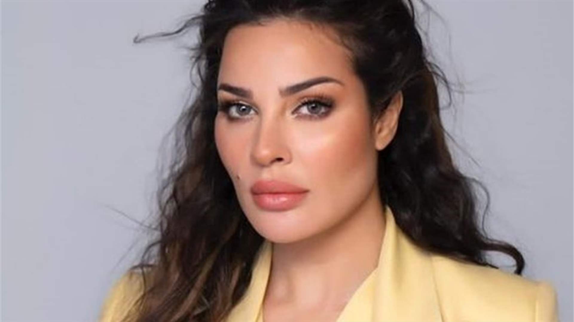 إبن نادين نسيب نجيم في موقع التصوير ويراقب والدته (صورة)