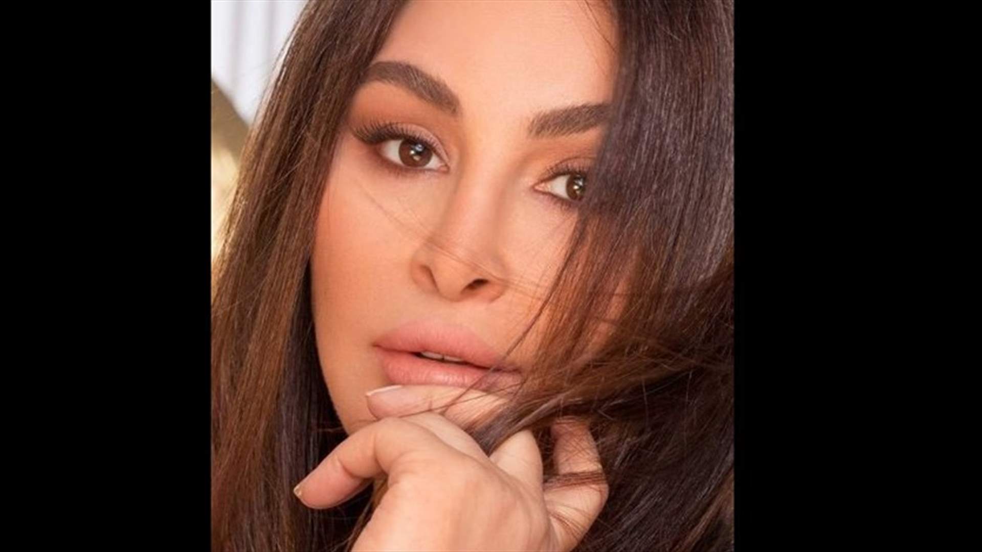 إليسا في الرياض... استُقبلت بالورود والتقاط صور قريبة لوجهها