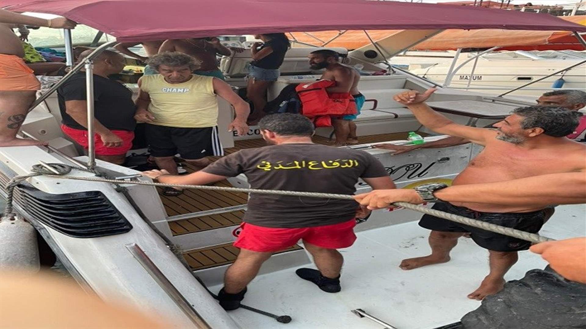 وحدة الانقاذ البحري سحبت اليخت المستغيث الى مرفأ صيدا وجميع من كان على متنه بخير