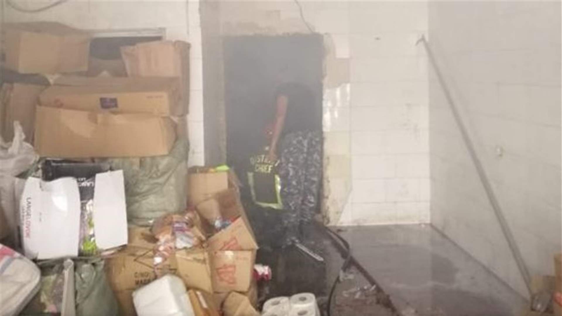 إخماد حريق محل ومستودع أدوات تنظيف وتعقيم عند مدخل بيروت الشمالي