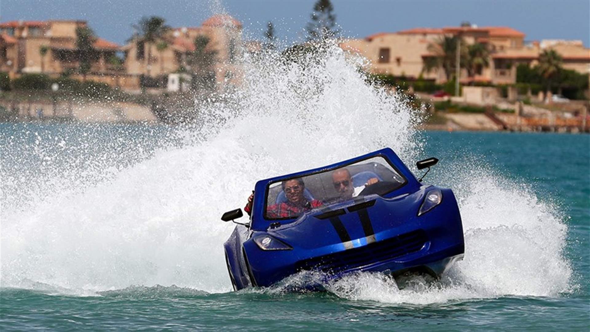 اختراع مذهل في مصر... &quot;سيارة&quot; تسير فوق الماء