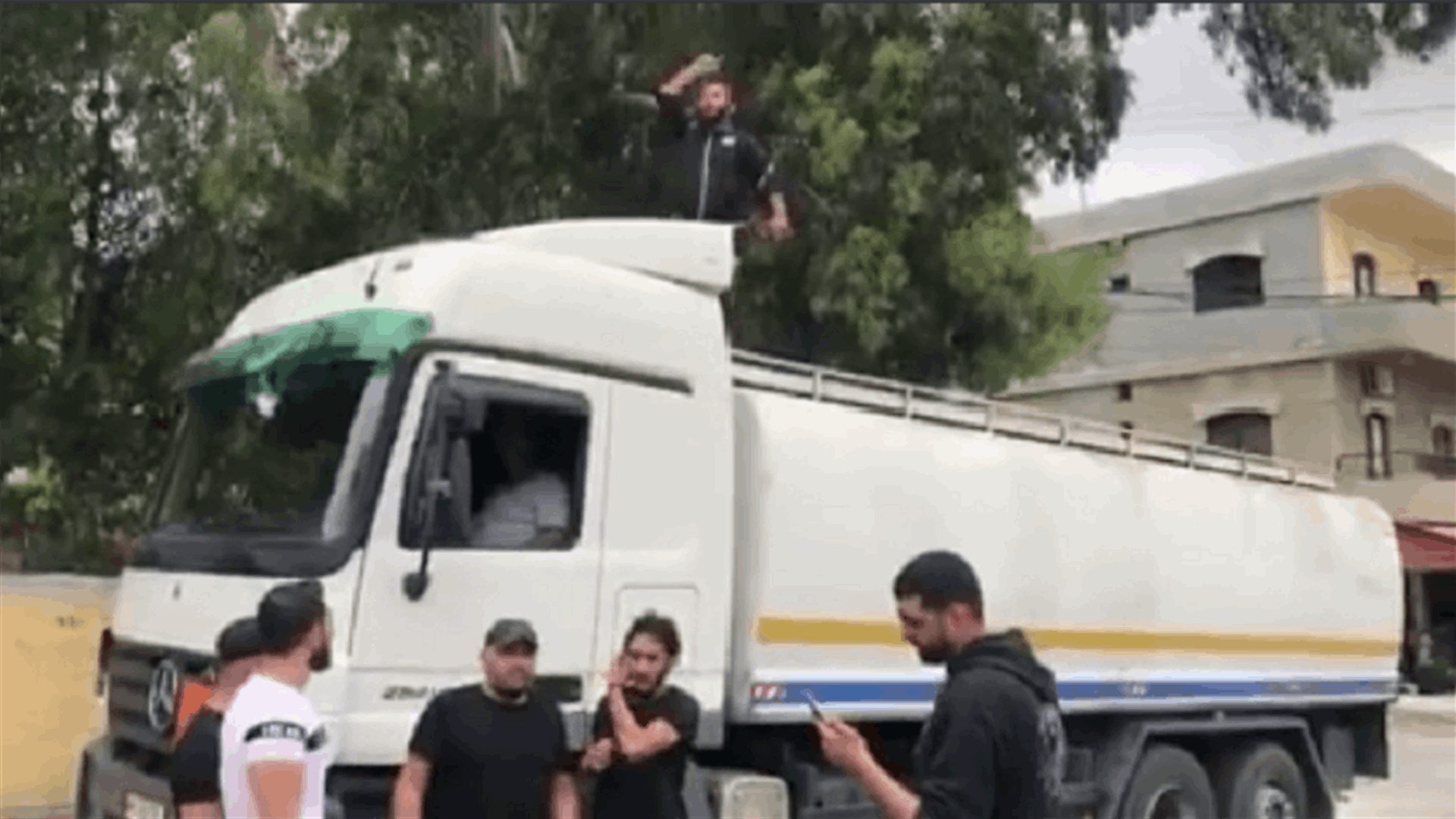 شباب البيرة أوقفوا صهريجا محملا بالمازوت: لن يمر قبل تعبئة محطات البلدة