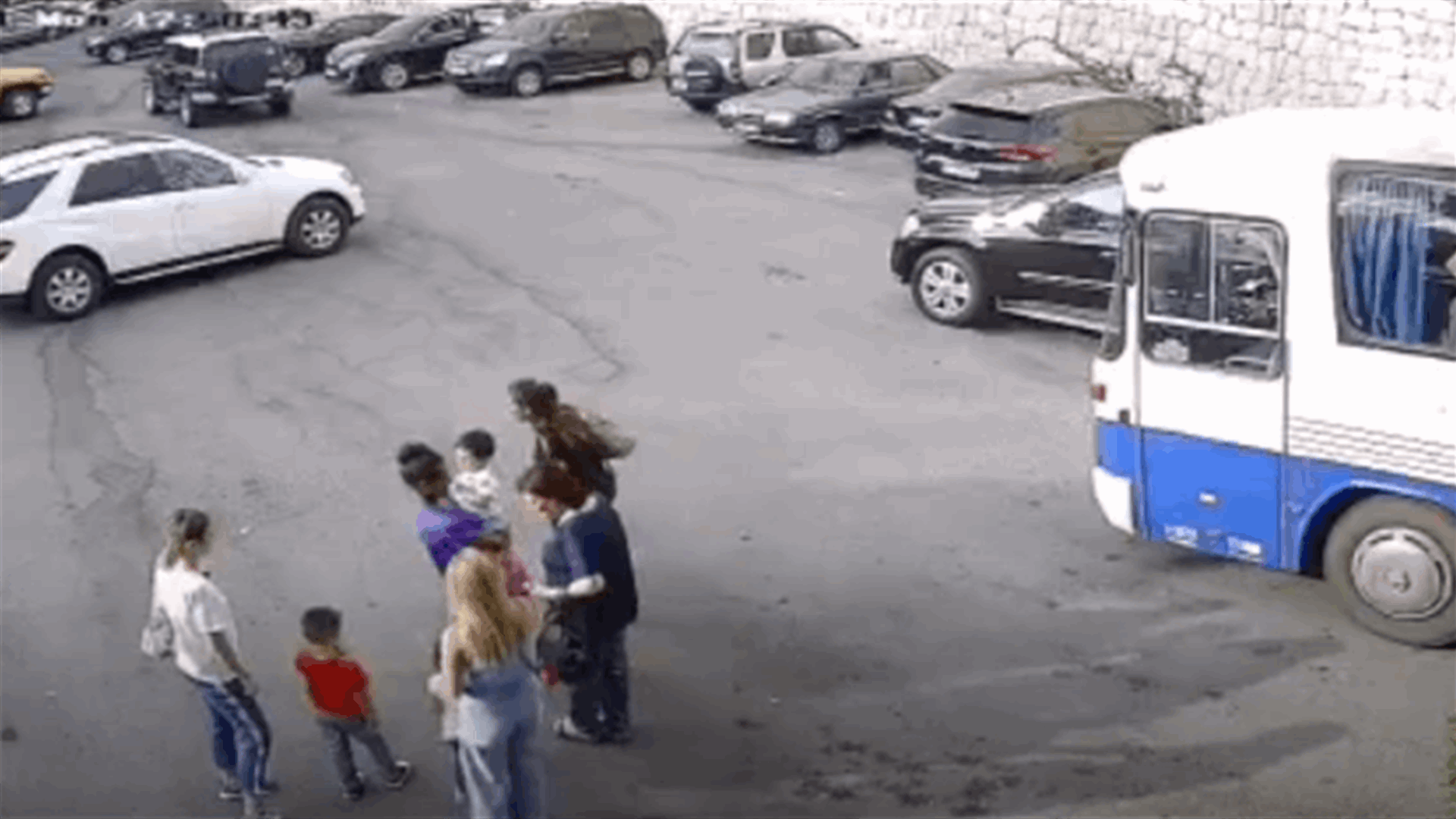 عطل ميكانيكي بمكابح باص لنقل الطلاب ... وهذا ما حصل (فيديو)