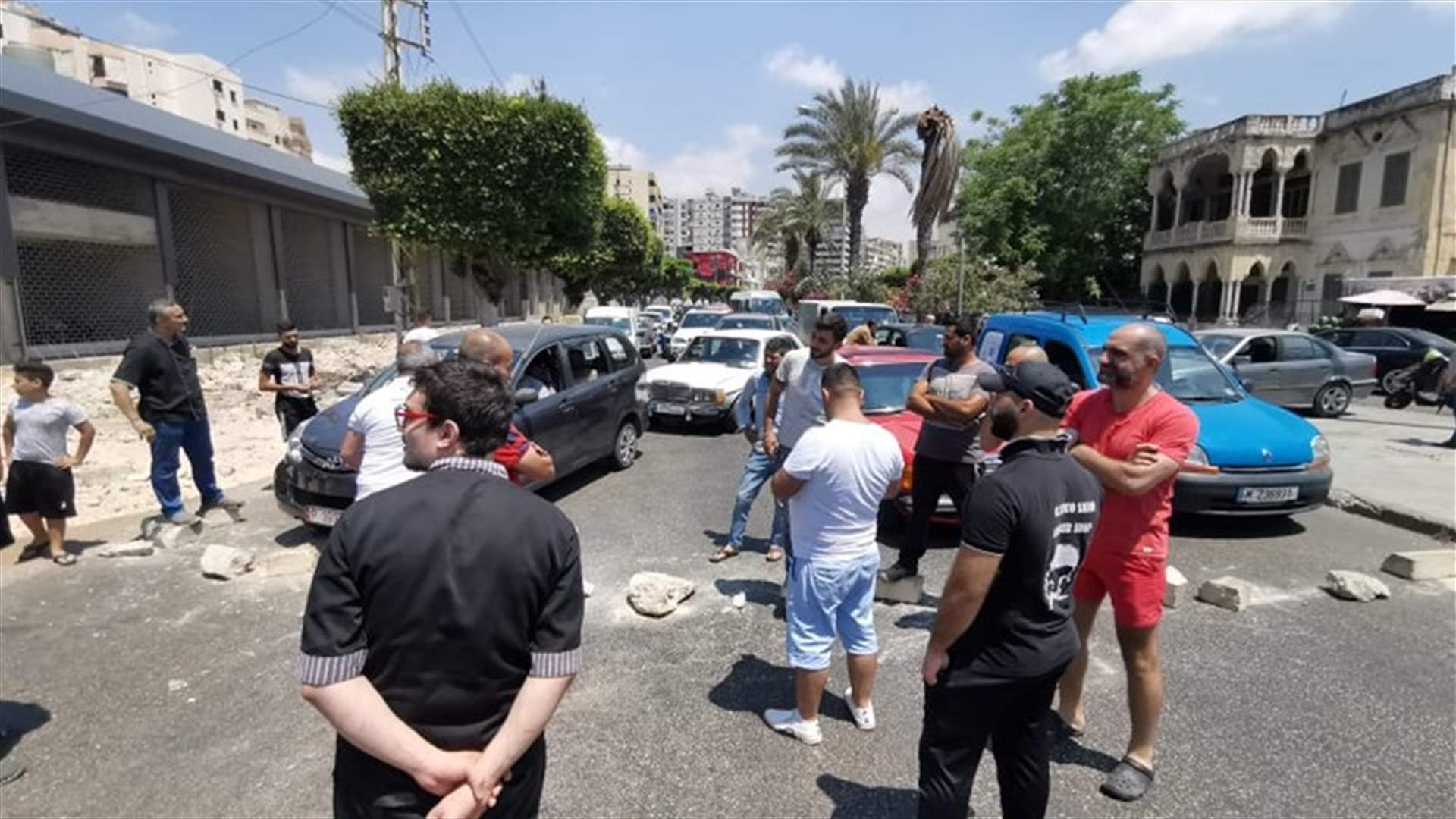 اصحاب المحلات في صيدا قطعوا الطريق احتجاجا على اطفاء مولد لعدم توافر المازوت