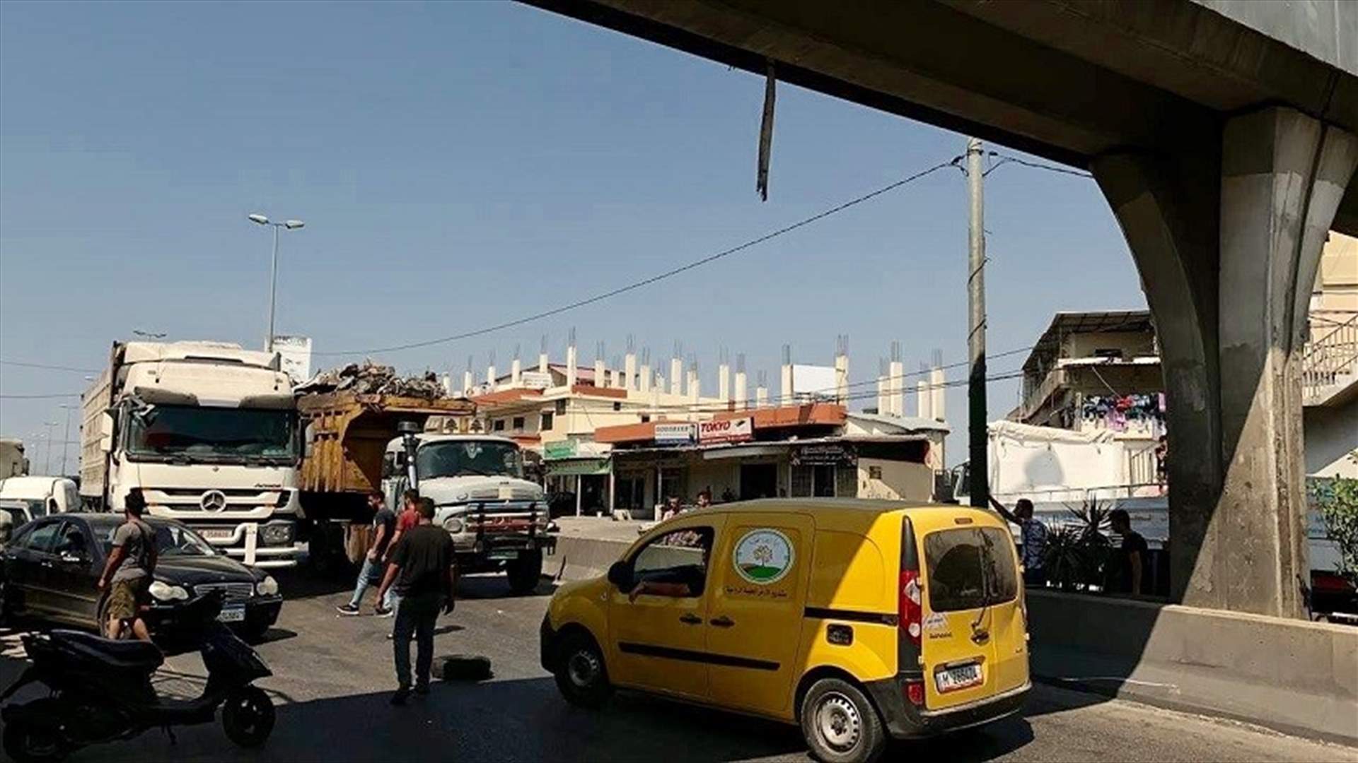 قطع الأوتوستراد الدولي عند مفرق بحنين