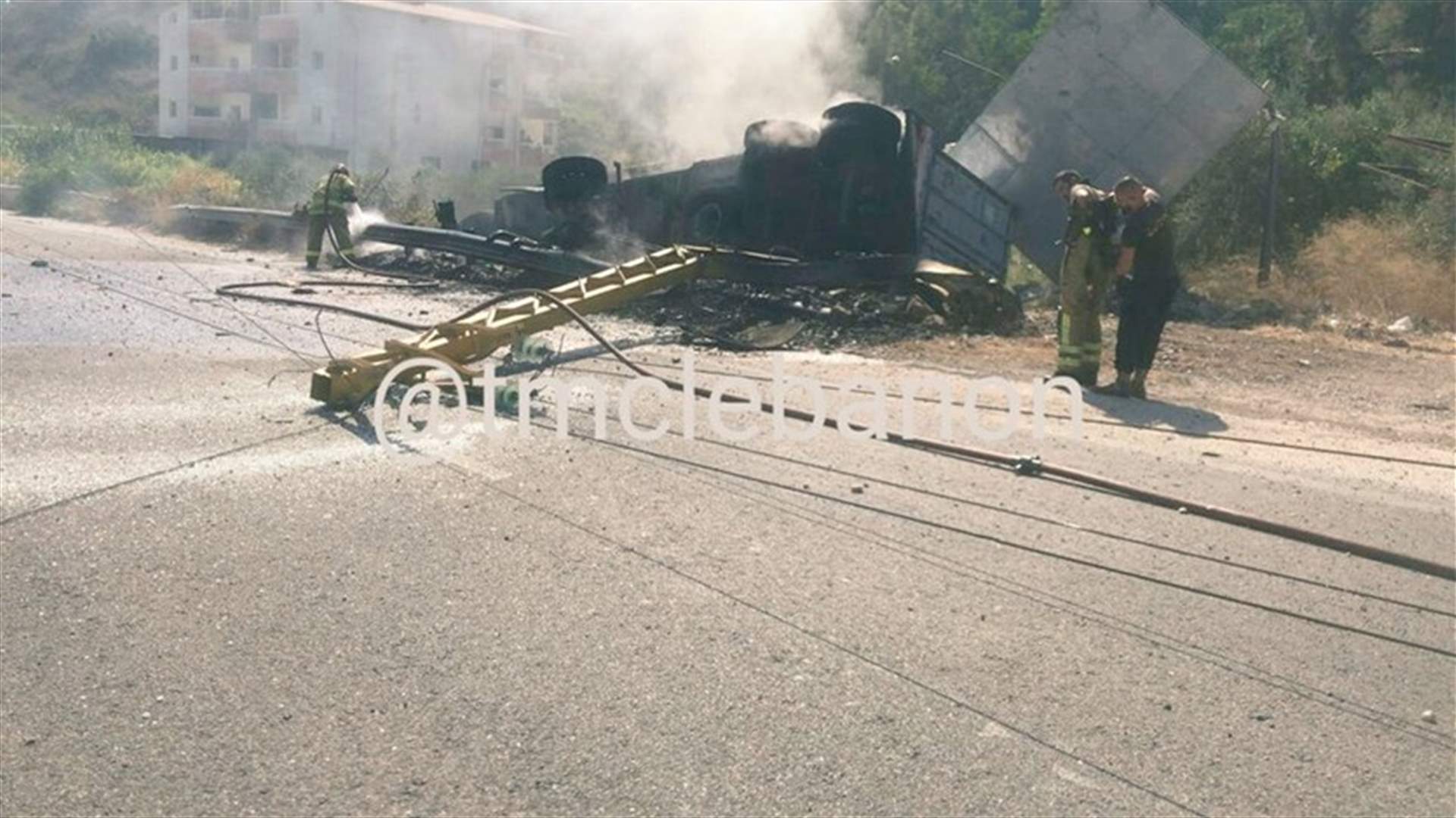 التحكم المروري: جريح نتيجة انقلاب شاحنة واحتراقها جزئيا على اوتوستراد شكا طرابلس عند مفرق الهري وتحويل السير الى الطريق البحرية وعناصر من مفرزة سير اميون في المحلة للمعالجة