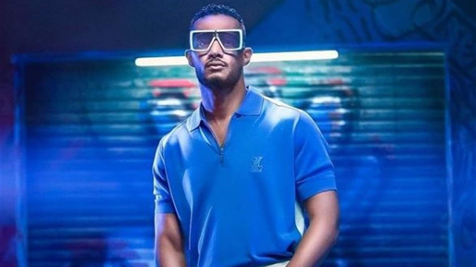 محمد رمضان يتجوّل مع نمرٍ ضخمٍ بدبي في فيديو يخطف الأنفاس