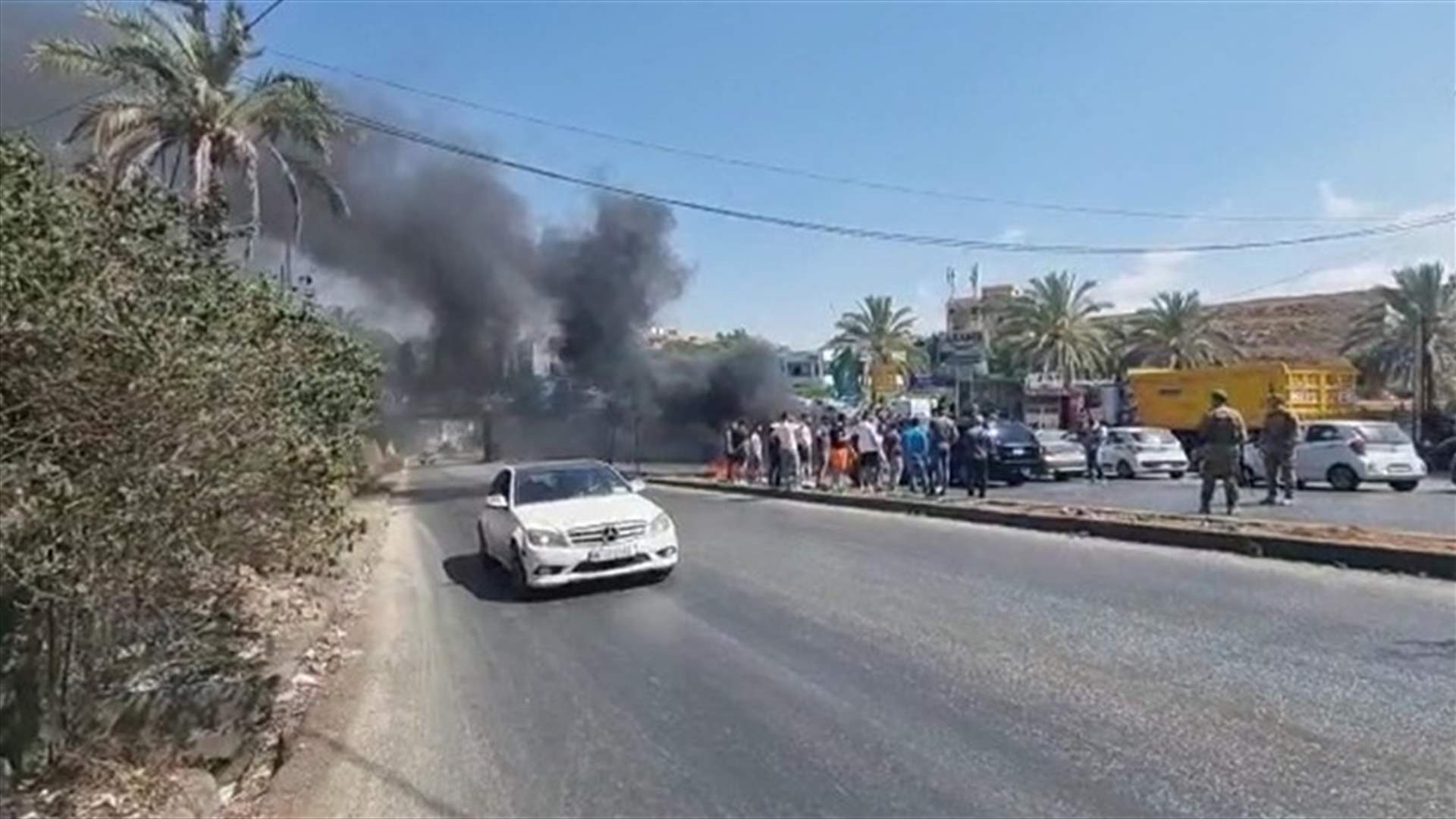 احتجاجات في مناطق لبنانية عدة... فما هي الطرقات المقطوعة؟