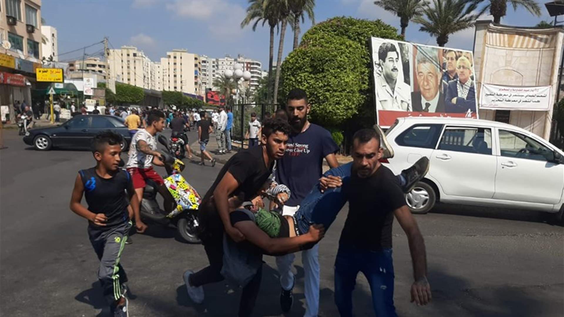 سقوط جرحى من المتظاهرين اثر اشكال في ساحة الشهداء في صيدا (فيديو وصور)
