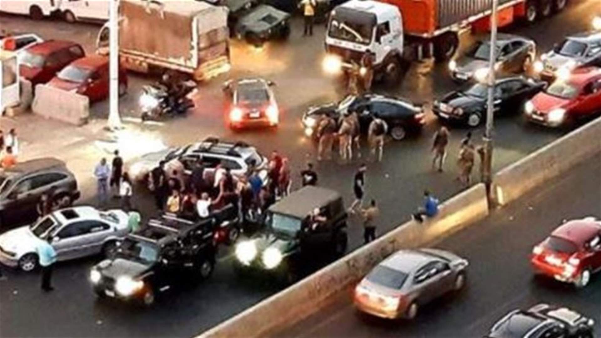 تجمع عدد من المحتجين على المسلك الغربي لأوتوستراد زوق مصبح