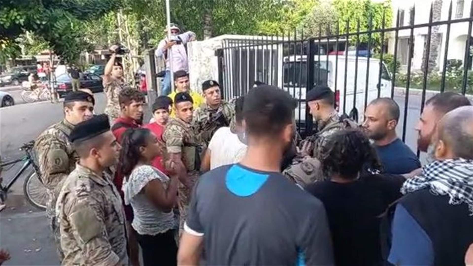 تدافع بين الجيش ومحتجين امام مدخل بلدية صيدا