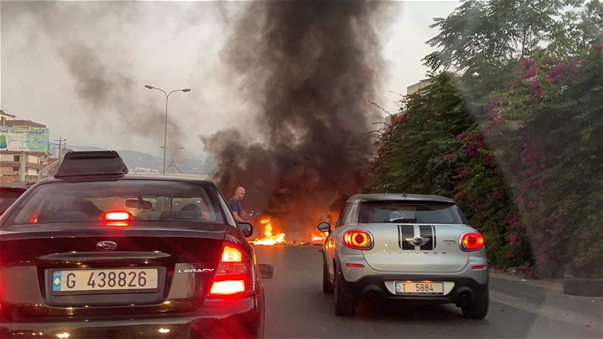 الجيش يحاول فتح الطريق في جبيل بعد اقفالها بالاطارات المشتعلة (صور)