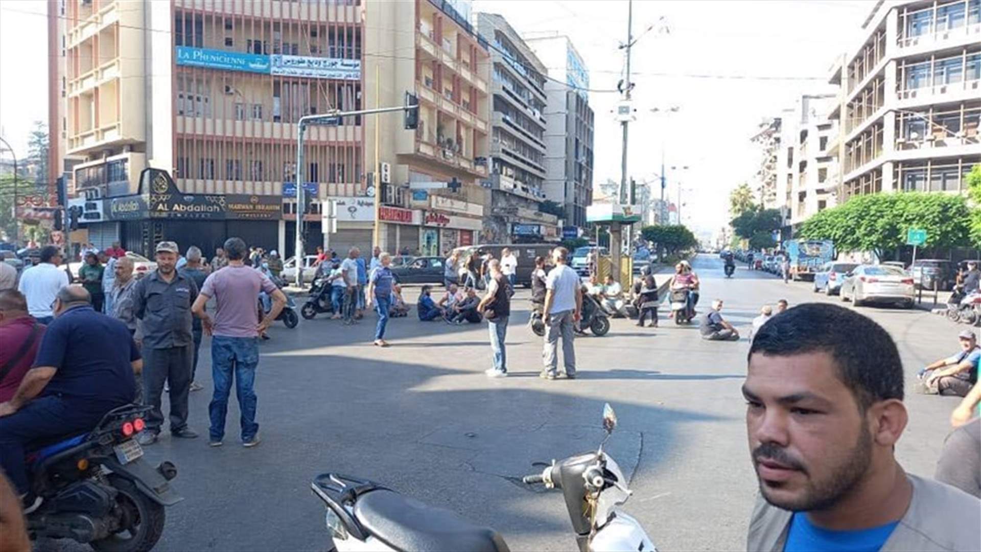 عمال بلدية طرابلس يقطعون الطريق عند تقاطع شارع عزمي