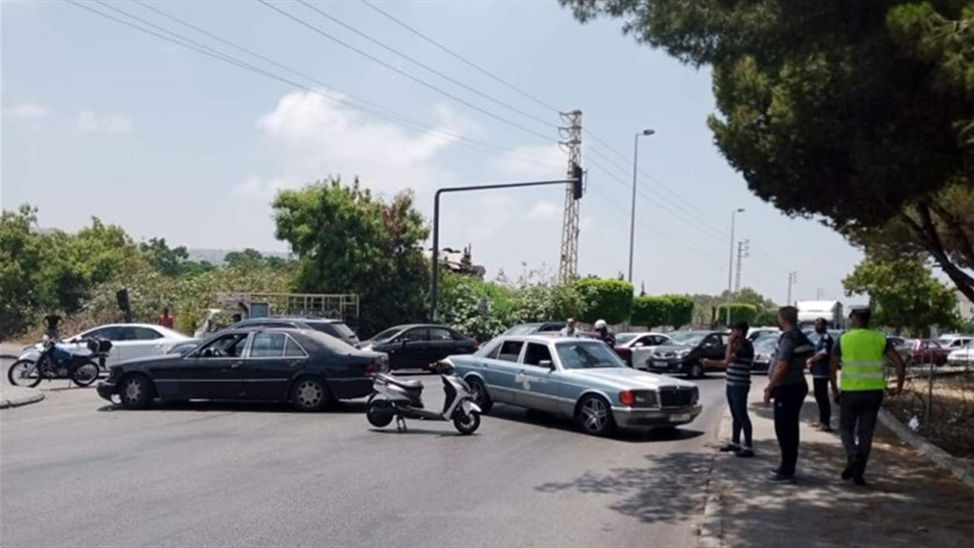 صاحب مولدات يقطع الطريق بعد نفاد مخزون المازوت لديه