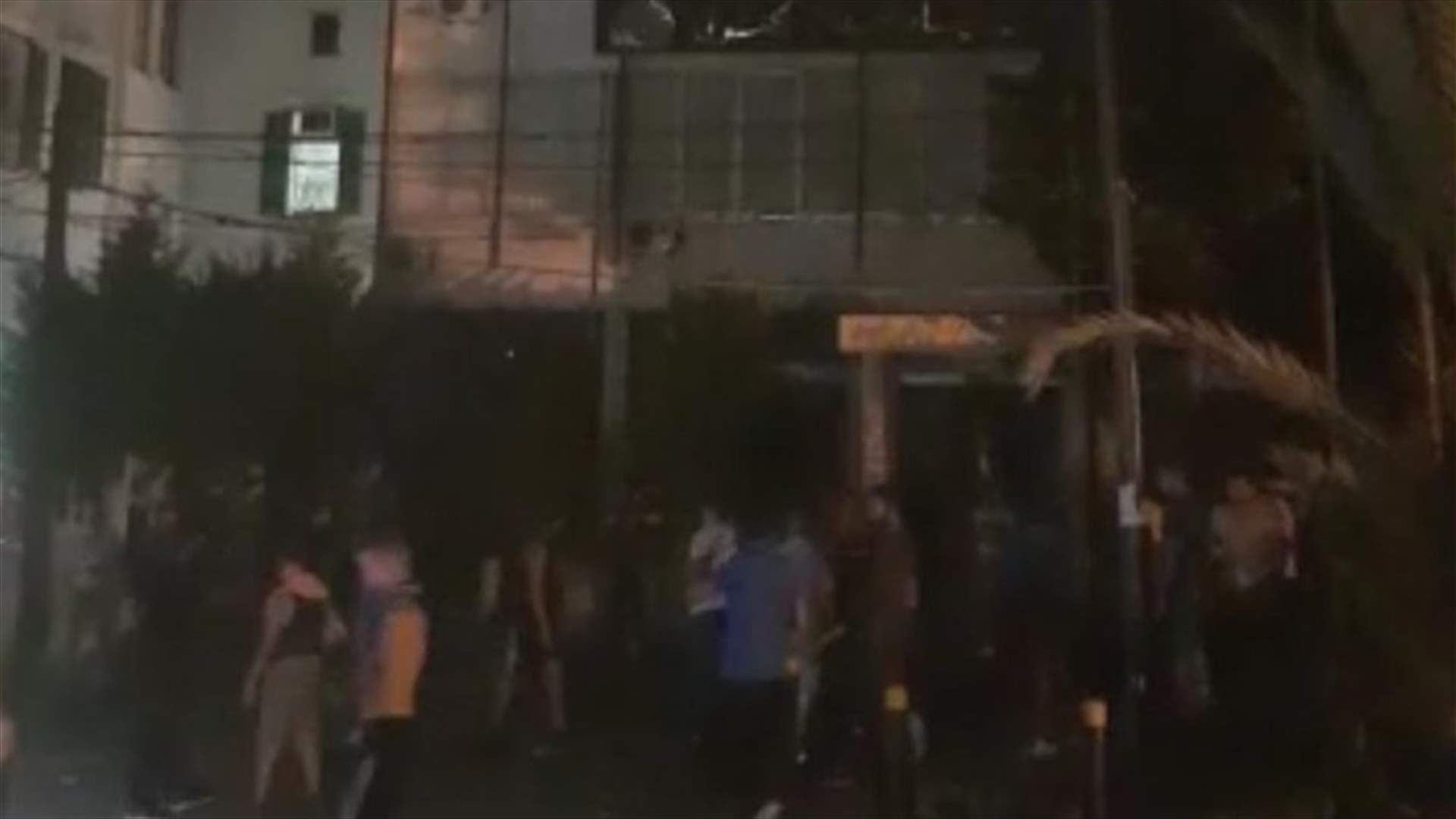الوكالة الوطنية: محتجون توجهوا إلى مبنى مؤسسة مياه لبنان الجنوبي ورشقوه بالحجارة (صورة)