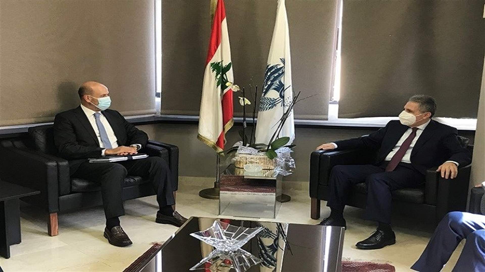 وزني تسلم من رئيس ديوان المحاسبة تقريرا عن عقد تلزيم قطاع البريد إلى شركة ليبان بوست