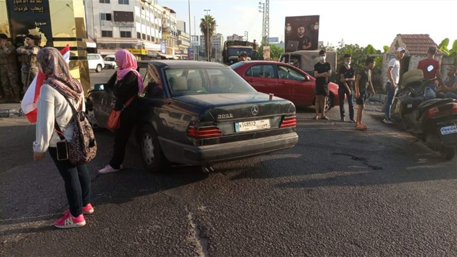 وقفة احتجاجية في صور للمطالبة بحكومة انتقالية