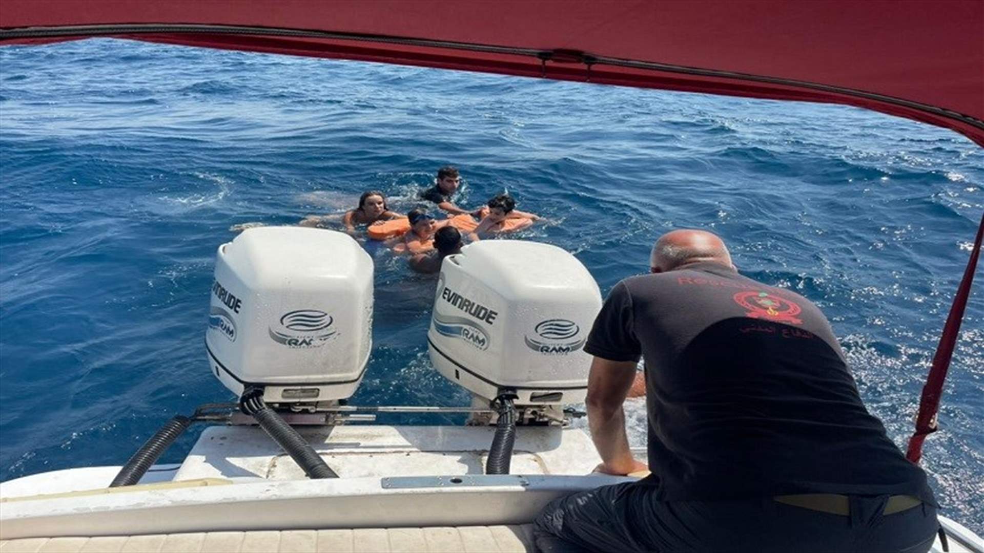 إنقاذ 6 أشخاص جرفتهم أمواج البحر مقابل معمل الزوق الحراري
