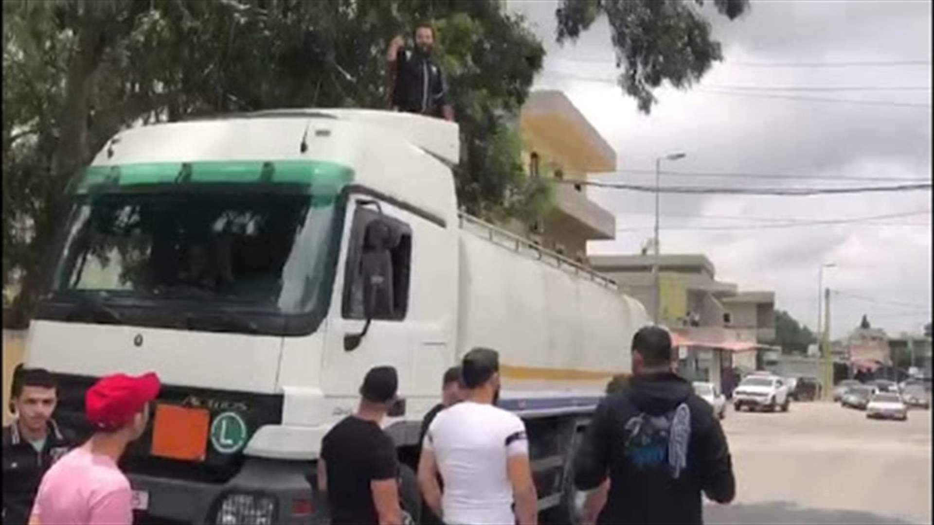 محتجون اعترضوا صهريج مازوت عند مفترق كفرملكي عكار وأفرغوا من حمولته...
