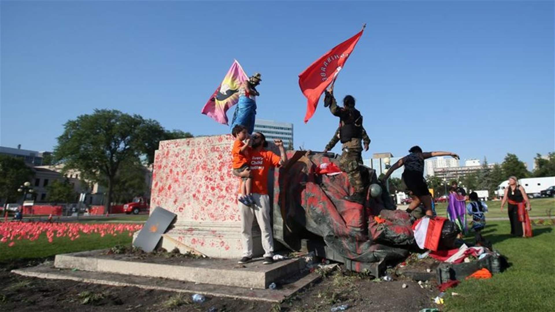 إسقاط تمثالين للملكتين فيكتوريا وإليزابيث الثانية في كندا ... ما السبب؟