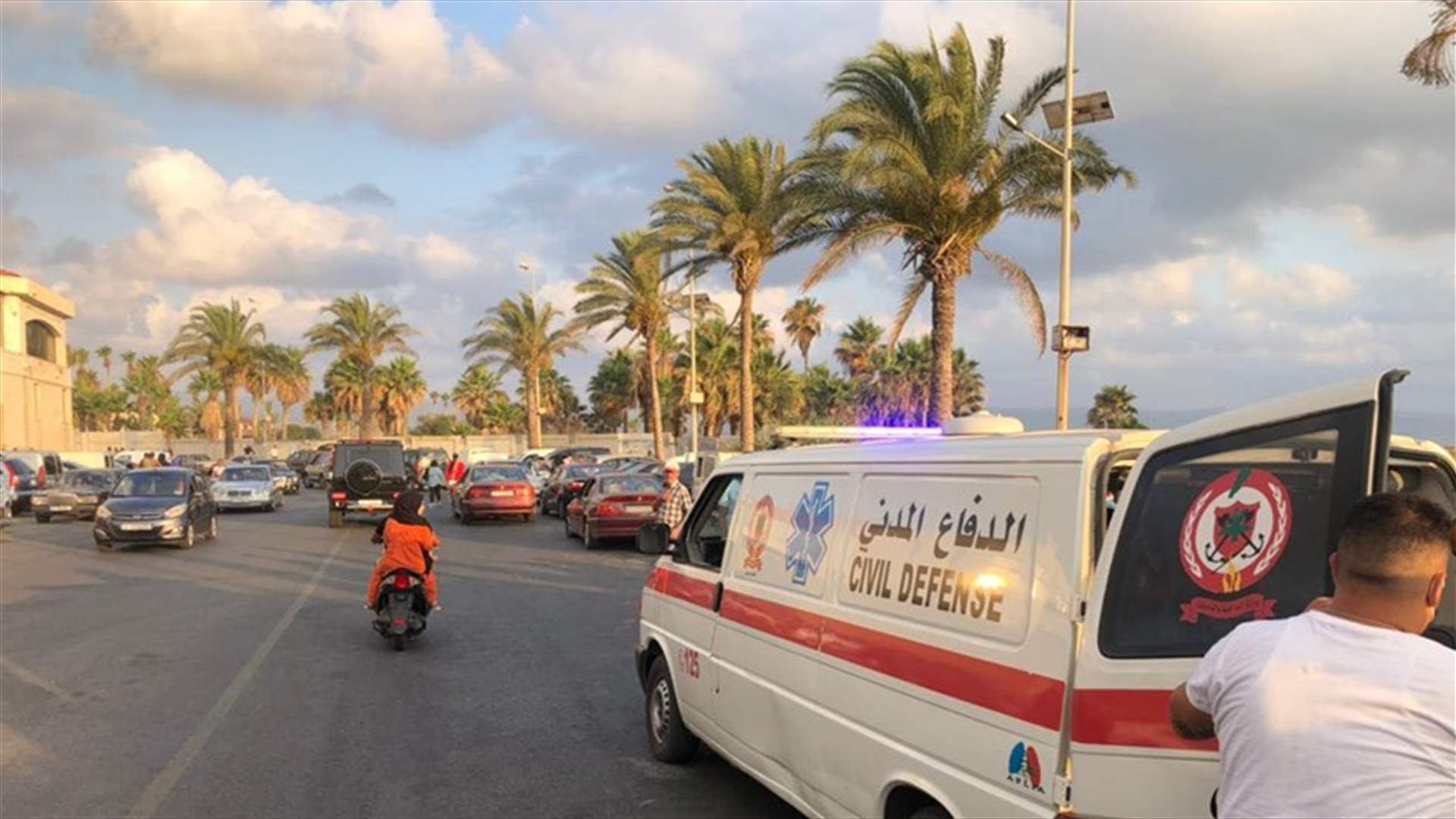 الدفاع المدني: نقل غريق من شاطئ صور الى المستشفى (صور)