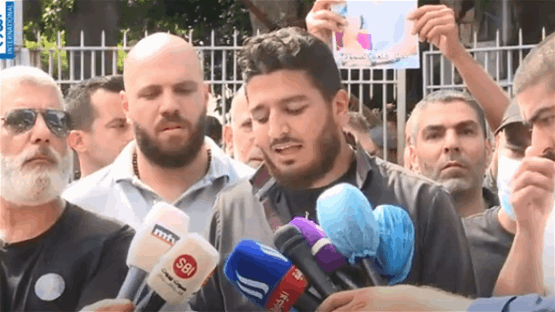 تجمع أمام قصر العدل بدعوة من أهالي فوج الإطفاء دعما للقاضي بيطار (فيديو)
