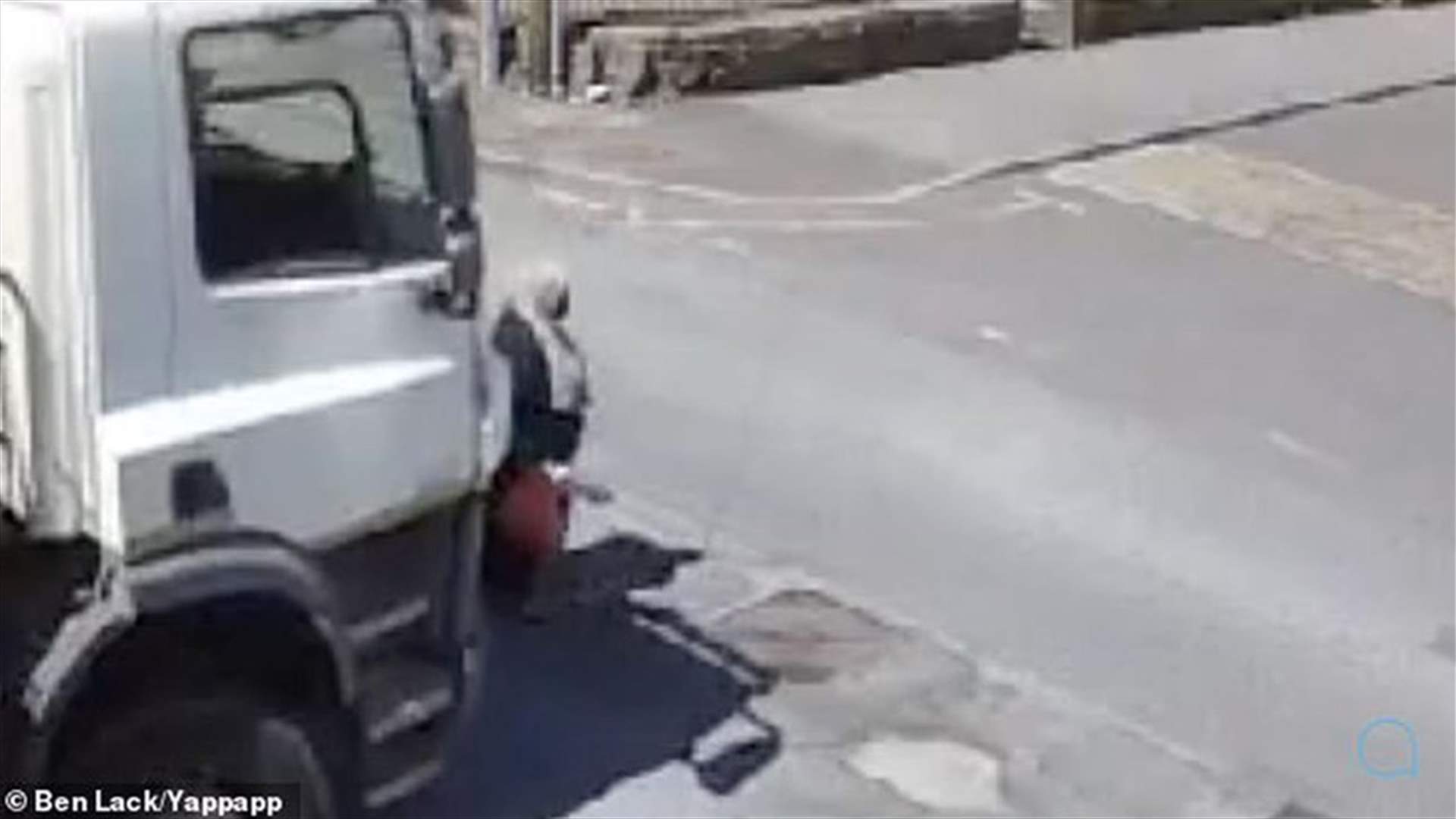 شاحنة كادت تسحق سيدة تحاول عبور الطريق... فيديو صادم يوقف القلوب!