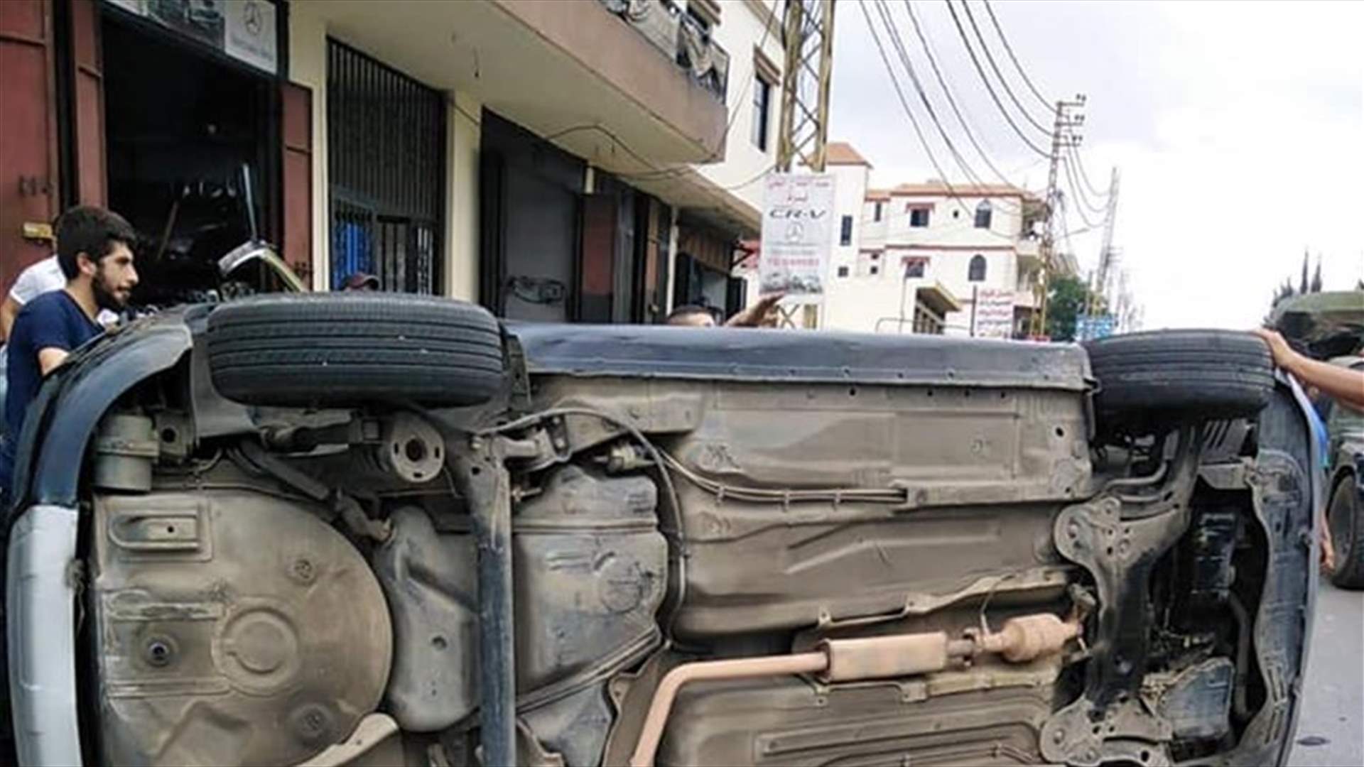 إنقلاب سيارة وتحرك إحتجاجي على طريق الضنية ـ طرابلس