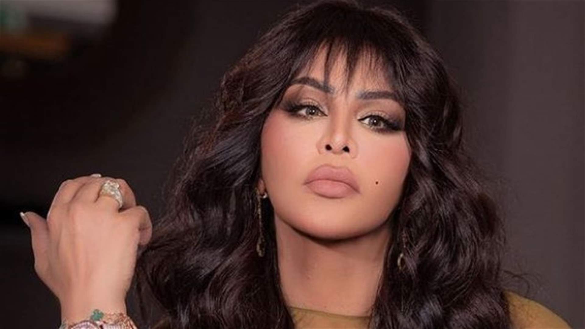 أحلام في المركز التجاري بالحجاب والكمامة... ورجل يعاكسها دون أن يعرفها (فيديو)