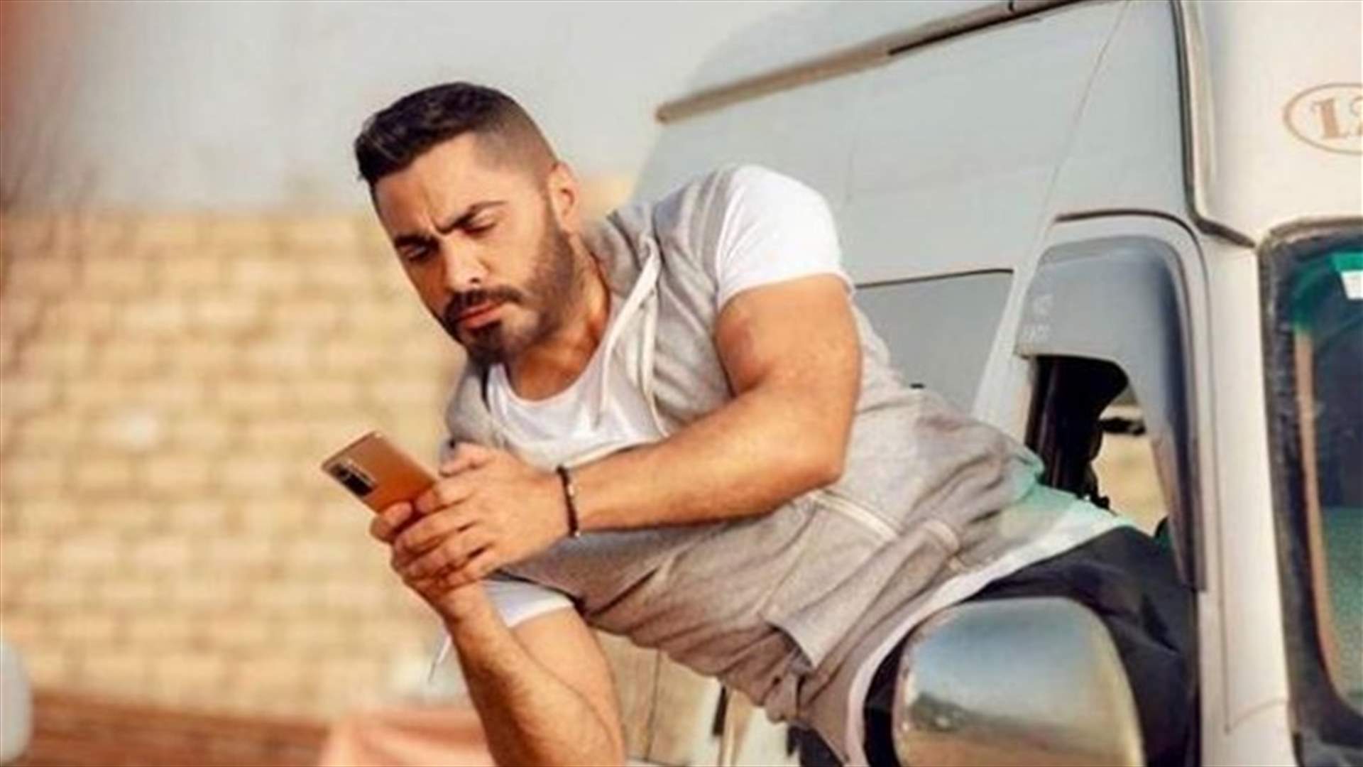 تامر حسني يقبّل رأس معجبة محجبة... وروّاد الإنترنت يفتحون النار عليه