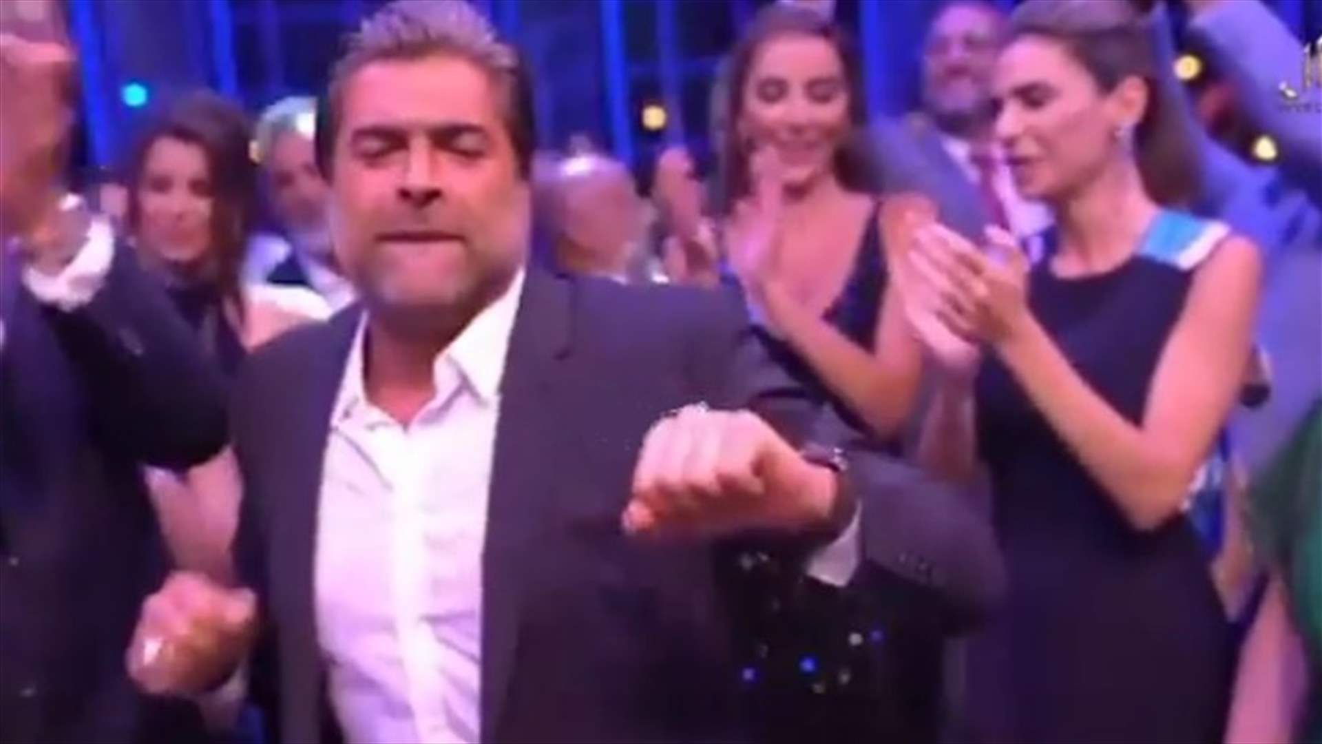 وائل كفوري يرقص على غناء كارلوس... كما لم تروه من قبل (فيديو)