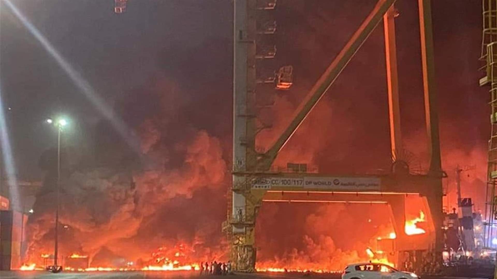 حريق في حاوية على متن سفينة في ميناء رئيسي في دبي بعد سماع دوي انفجار (فيديو)